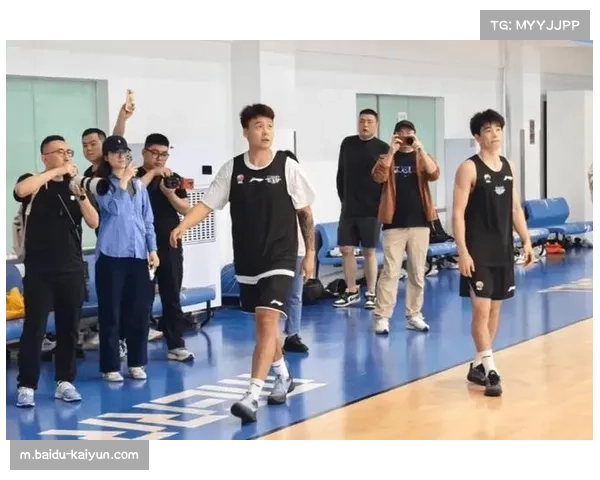 跟队记者称B费即便未训练仍到场为队友加油展现领袖风范 跟队记者称B费即便未训练仍到场为队友加油展现领袖风范